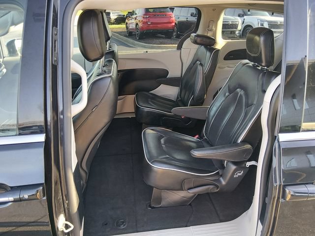 Used 2023 Chrysler Pacifica Limited FWD image 13