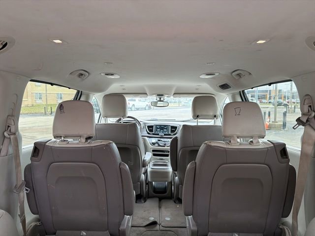 Used 2018 Chrysler Pacifica Touring-L image 14