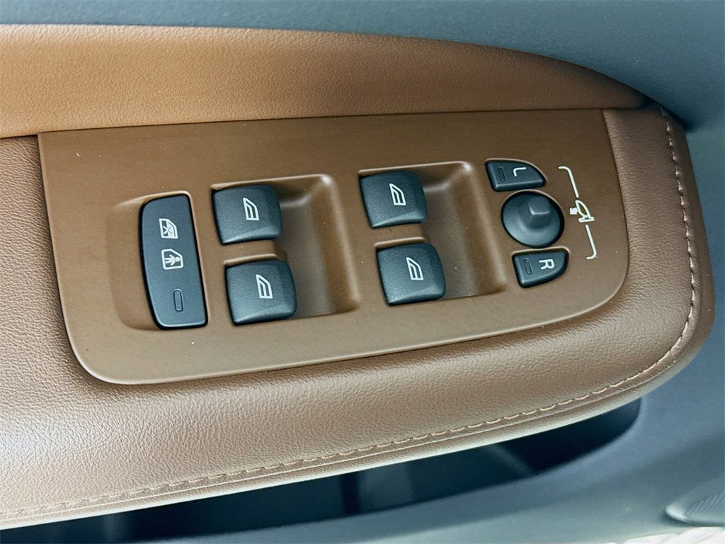 Used 2024 Volvo V60 B5 Cross Country Plus w/ Protection Package Premier image 19