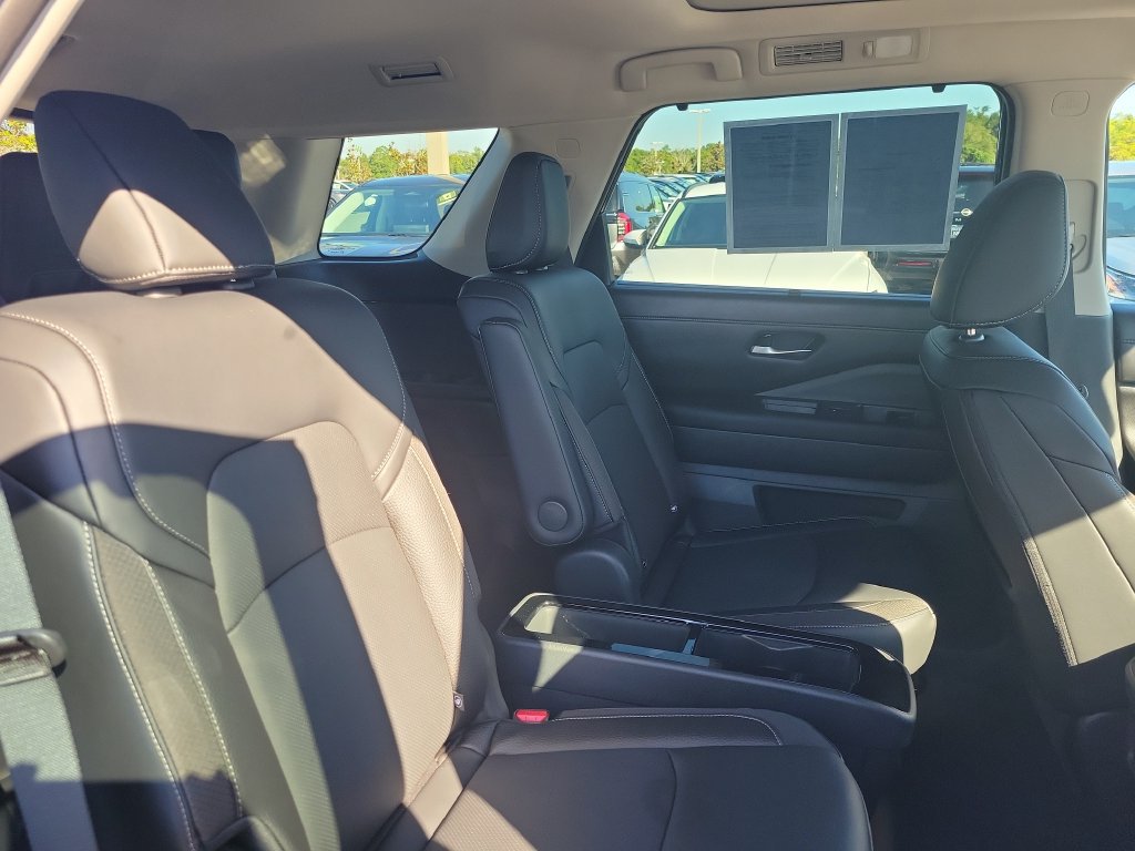 Used 2026 Nissan Pathfinder SL w/ SL Premium Package FWD image 10