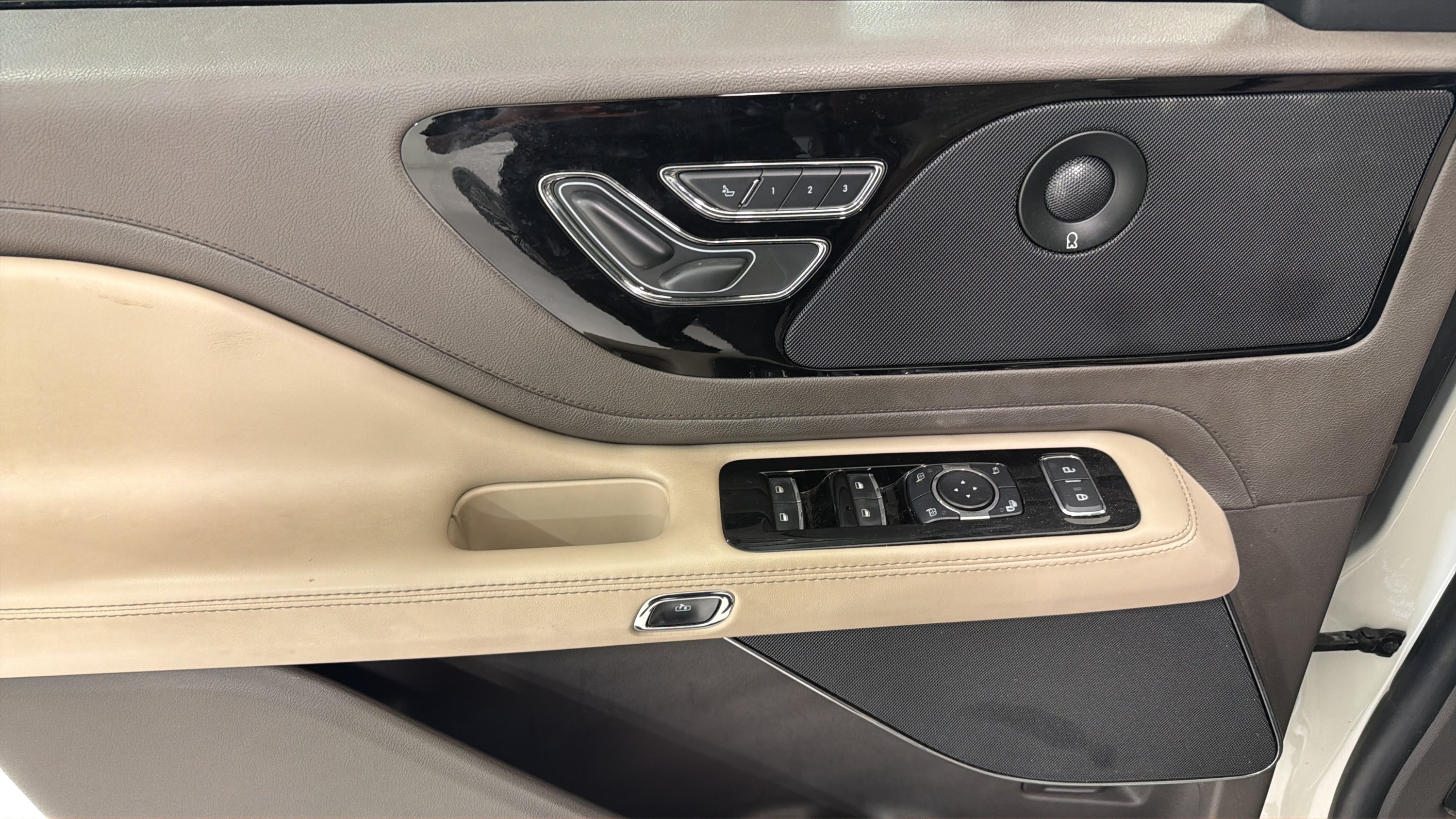 Used 2023 Lincoln Aviator Reserve w/ Class IV Trailer Tow Package RWD image 11