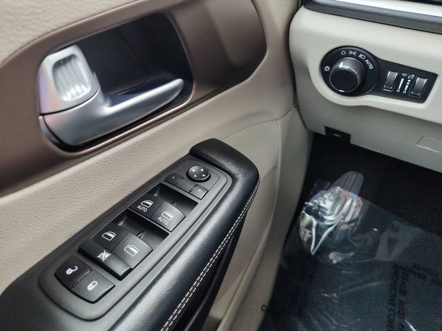 Used 2022 Chrysler Voyager LX FWD image 37