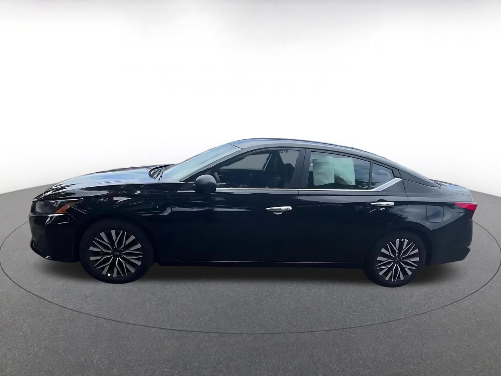 Used 2025 Nissan Altima 2.5 SV FWD image 7