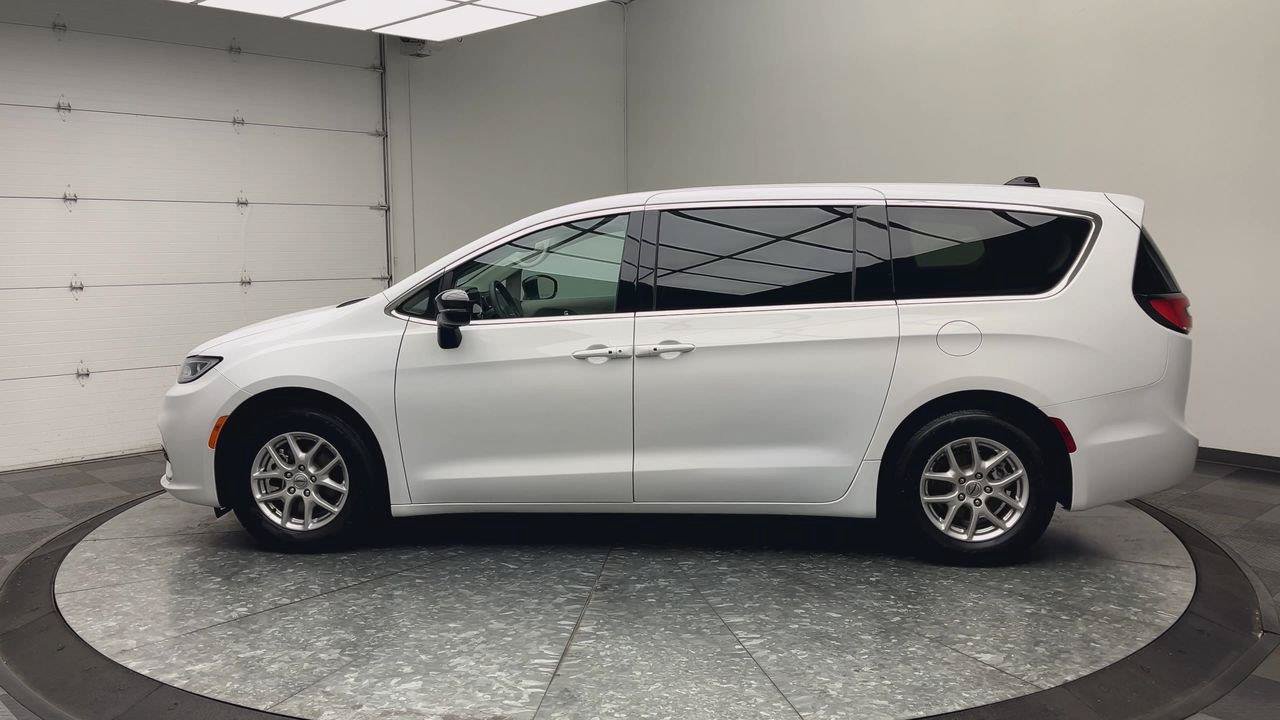 Used 2024 Chrysler Pacifica Touring-L FWD image 36