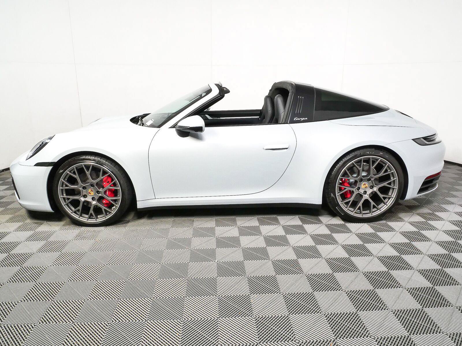 Certified 2024 Porsche 911 Targa 4S w/ Premium Package AWD/4WD image 34