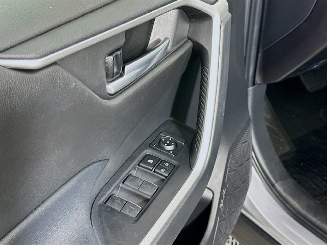Used 2023 Toyota RAV4 XLE AWD/4WD image 17