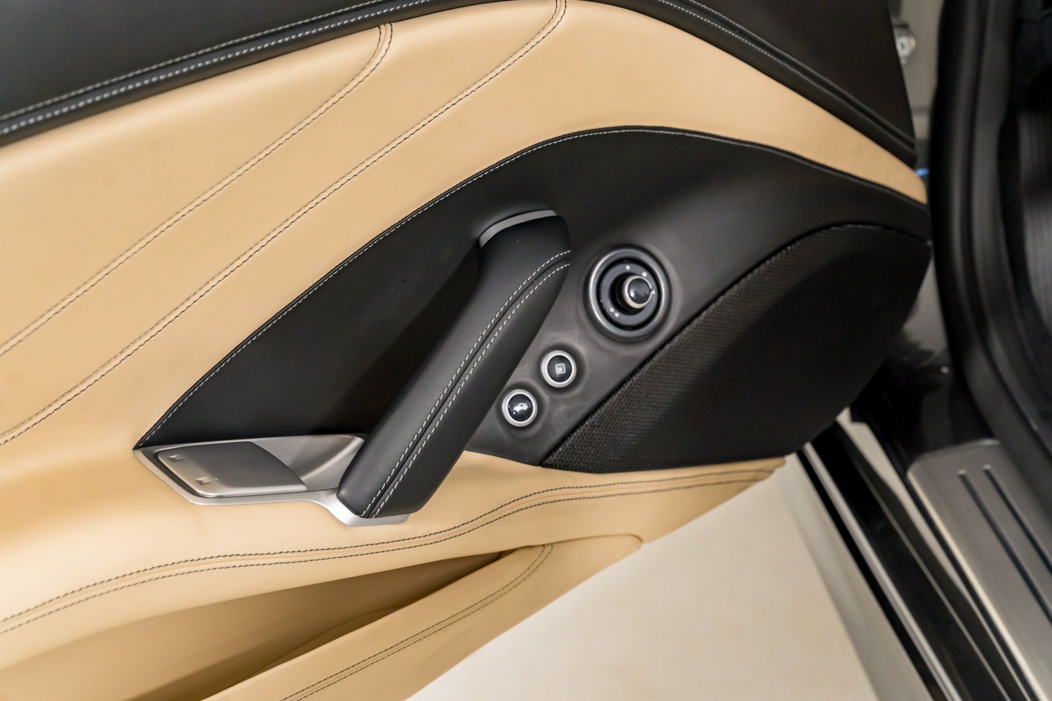 Used 2015 Ferrari California T RWD image 32