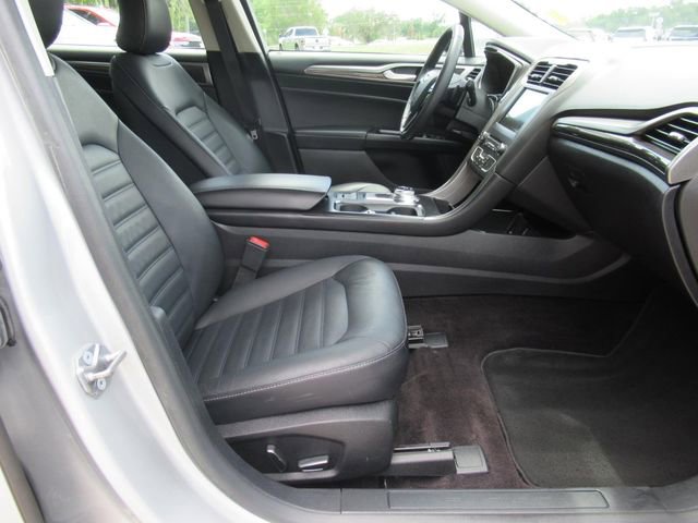 Used 2017 Ford Fusion SE w/ Fusion SE Technology Package FWD image 9