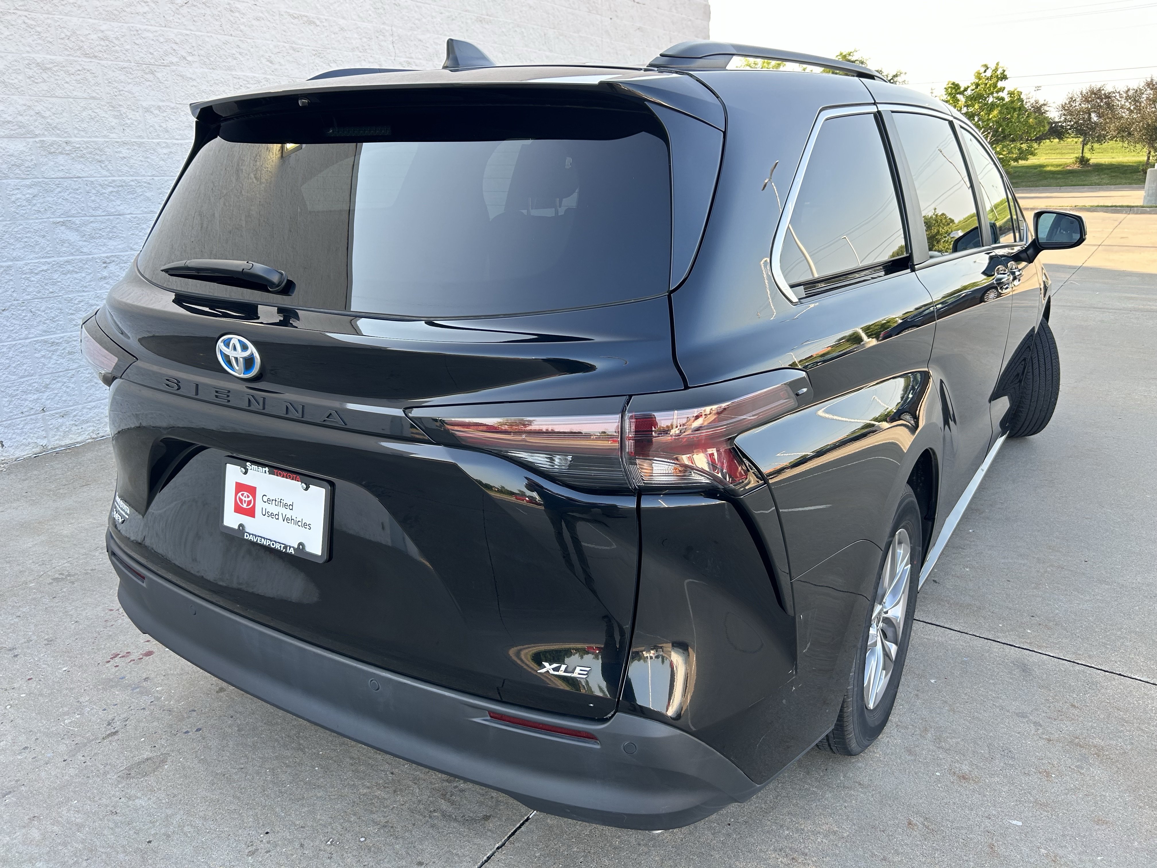 Certified 2025 Toyota Sienna XLE FWD image 6