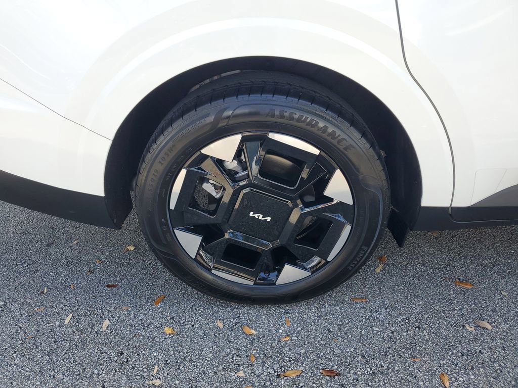 Used 2025 Kia Carnival EX image 5