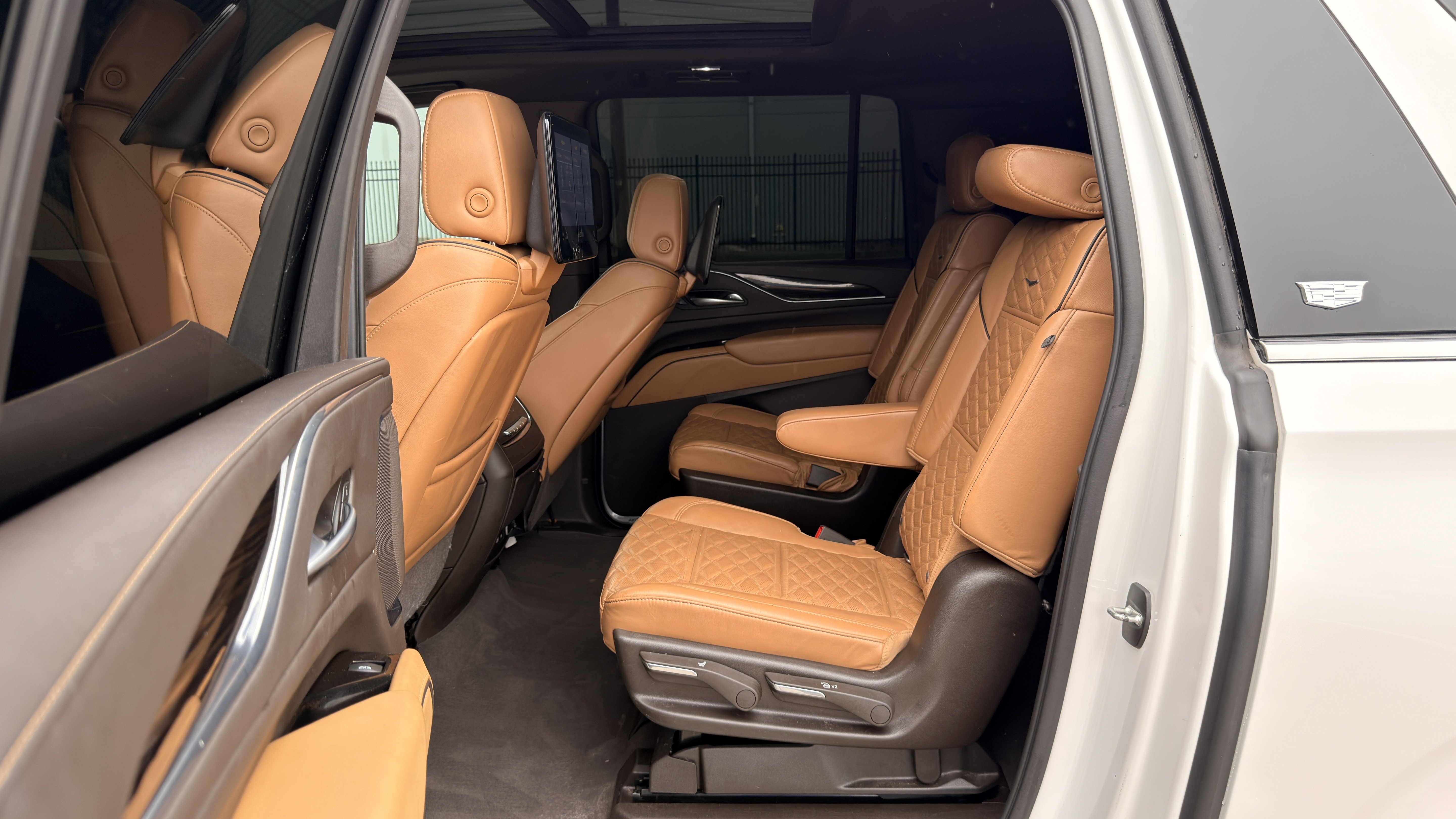 Used 2021 Cadillac Escalade ESV Premium Luxury image 27