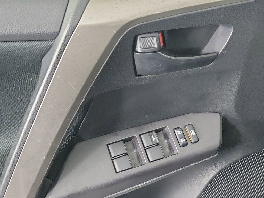 Used 2018 Toyota RAV4 LE FWD image 21