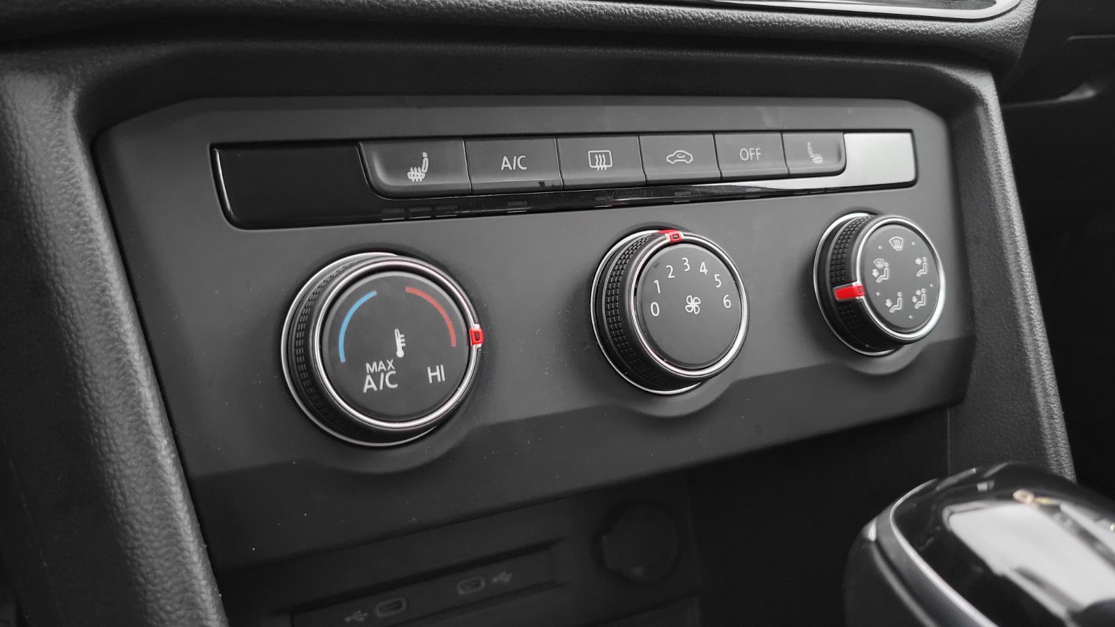 Used 2022 Volkswagen Taos SE w/ Panoramic Sunroof Package image 29