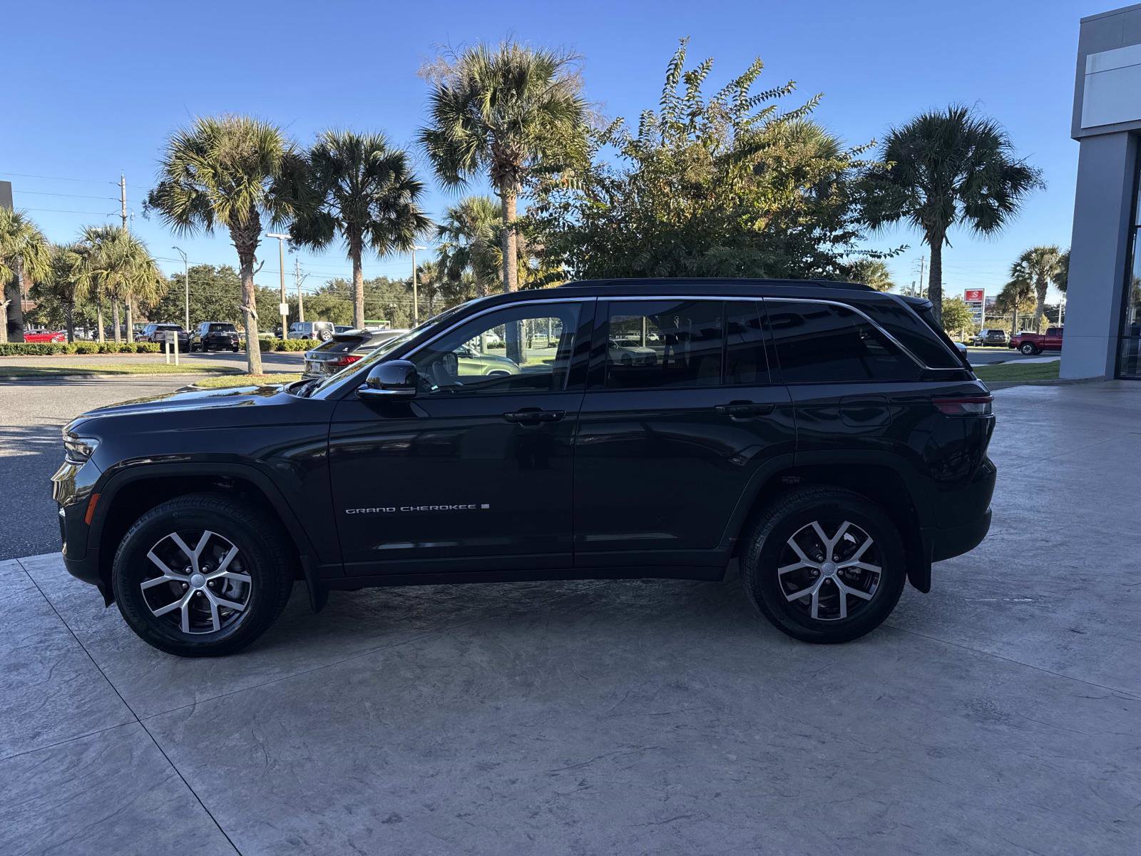 Used 2024 Jeep Grand Cherokee Limited w/ MOPAR Finishing Package image 6