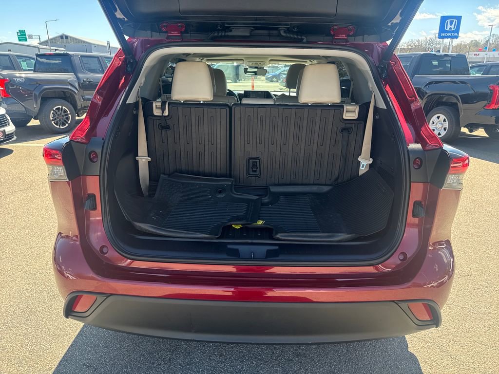 Used 2022 Toyota Highlander XLE AWD/4WD image 7