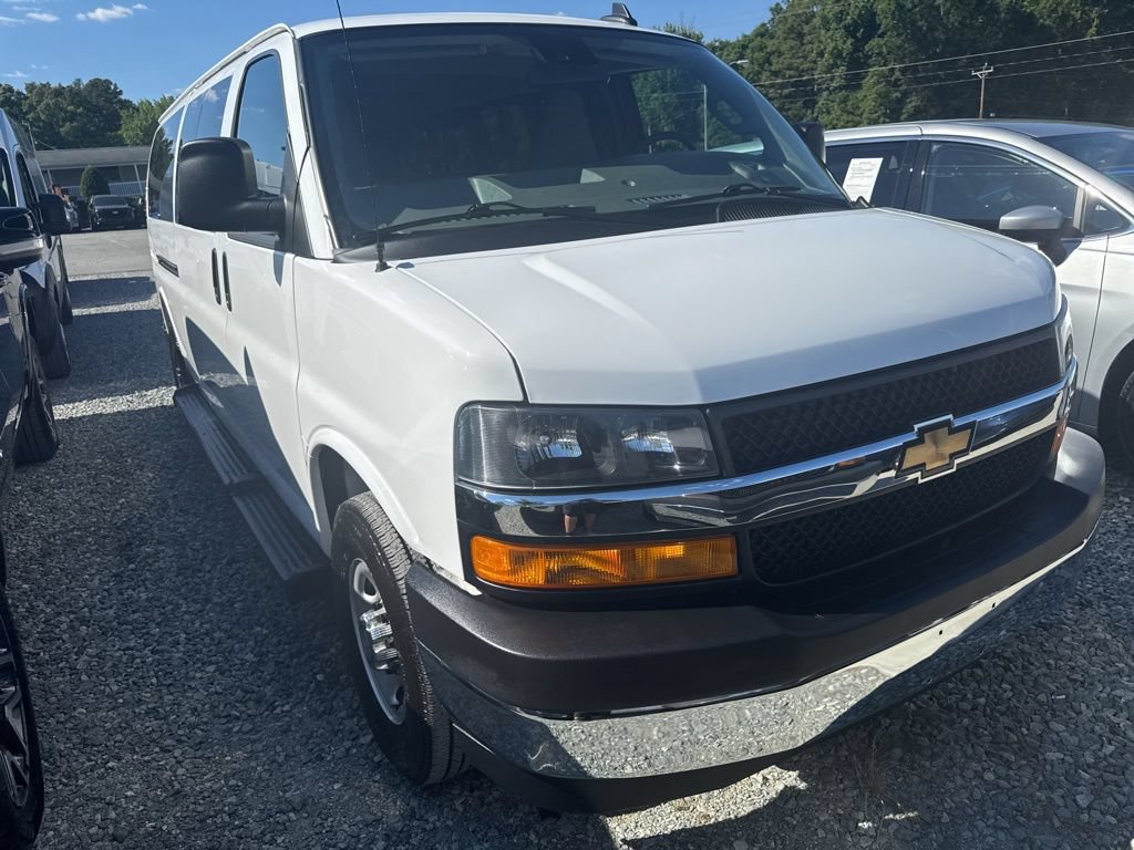 Used 2025 Chevrolet Express 3500 LT w/ LT Preferred Equipment Group RWD image 2