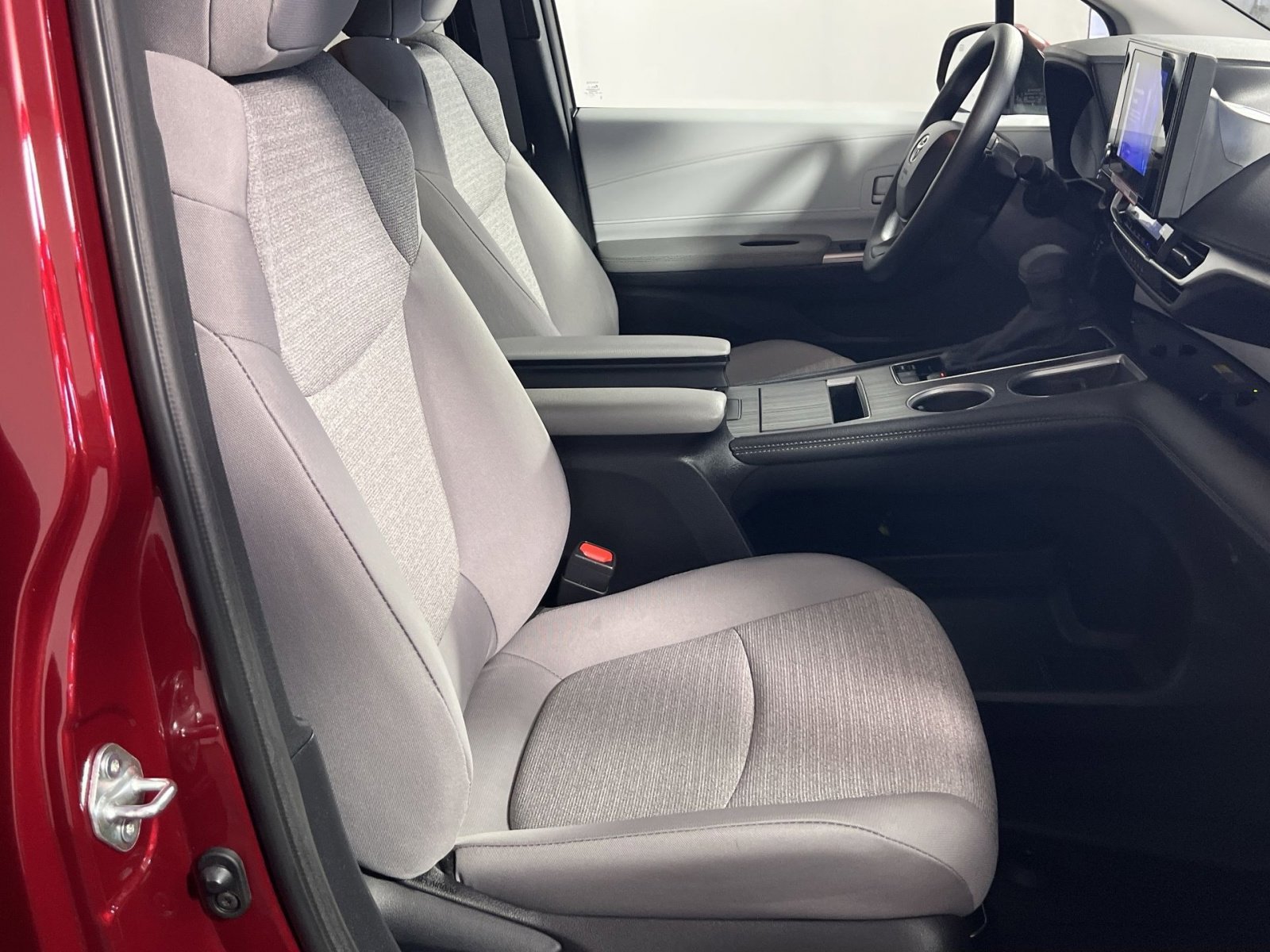 Used 2025 Toyota Sienna LE w/ LE Plus Package image 28