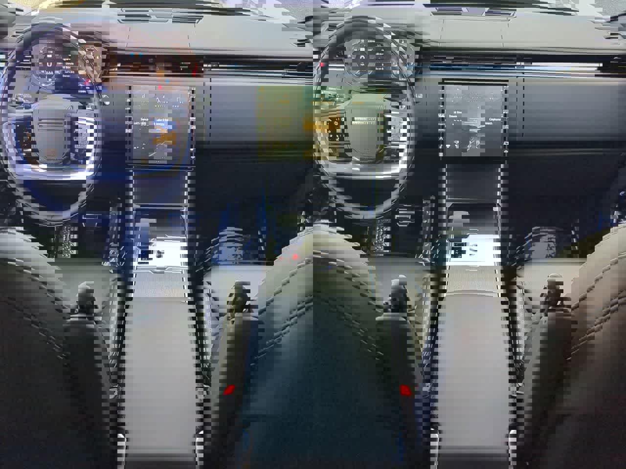 Used 2025 Land Rover Range Rover SE image 16