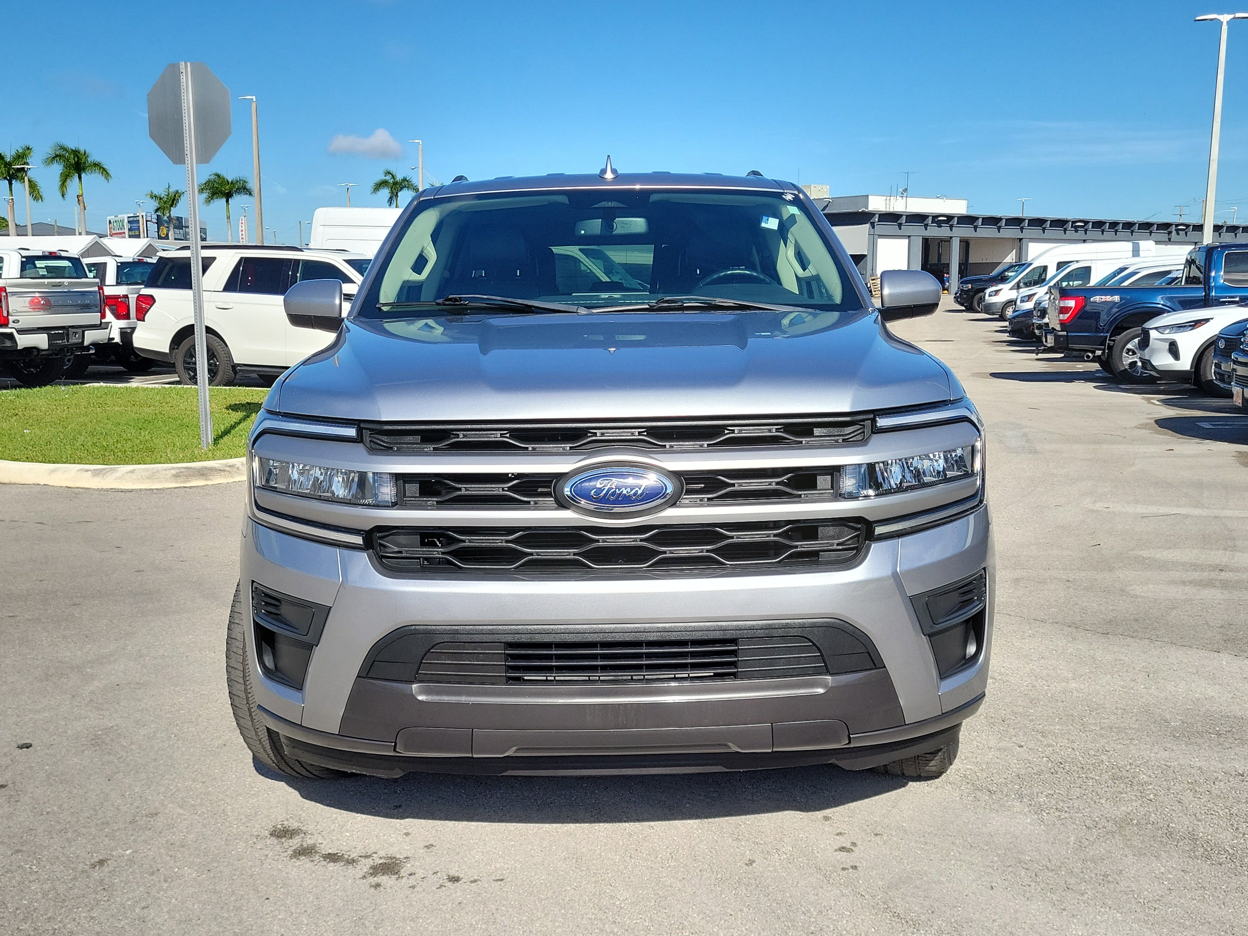 Used 2023 Ford Expedition Max XLT image 2