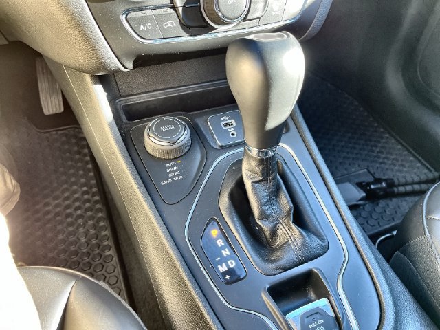 Used 2019 Jeep Cherokee Latitude Plus w/ Cold Weather Group AWD/4WD image 28