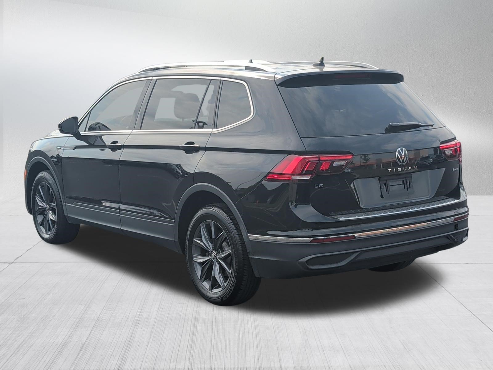 Used 2022 Volkswagen Tiguan SE w/ Panoramic Sunroof Package AWD/4WD image 5