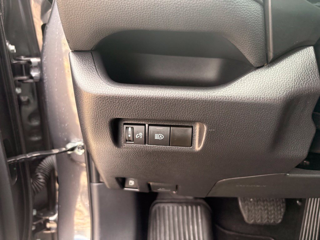 Used 2025 Toyota RAV4 XLE AWD/4WD image 25