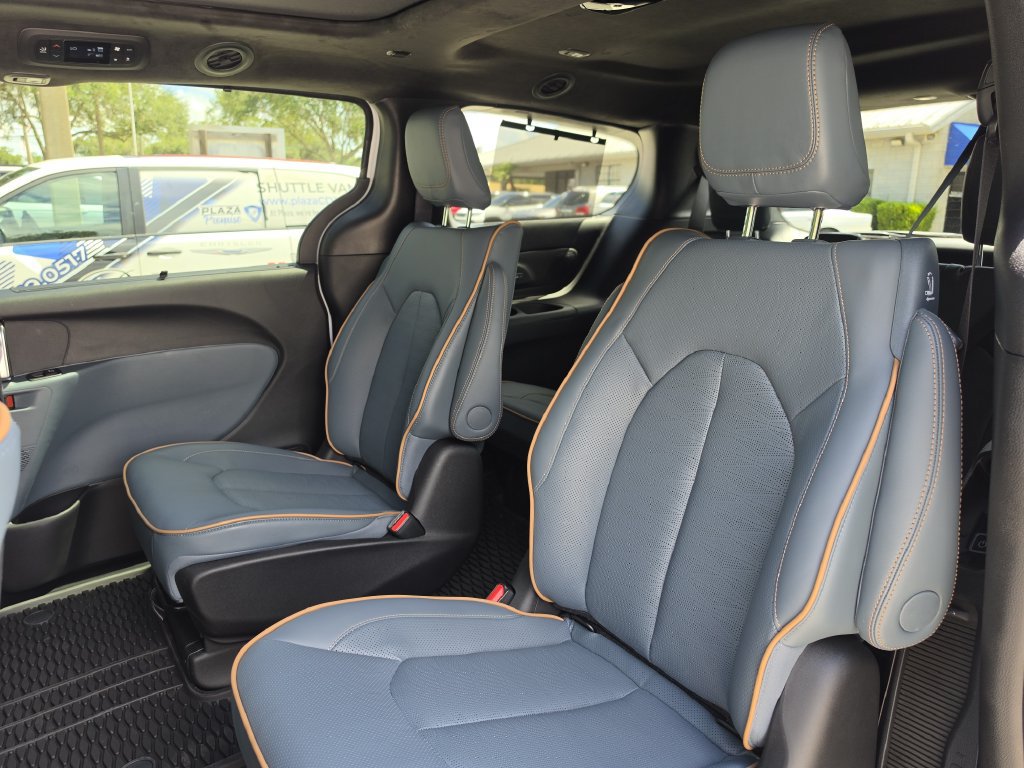 New 2027 Chrysler Pacifica Pinnacle w/ Theater Group FWD image 20