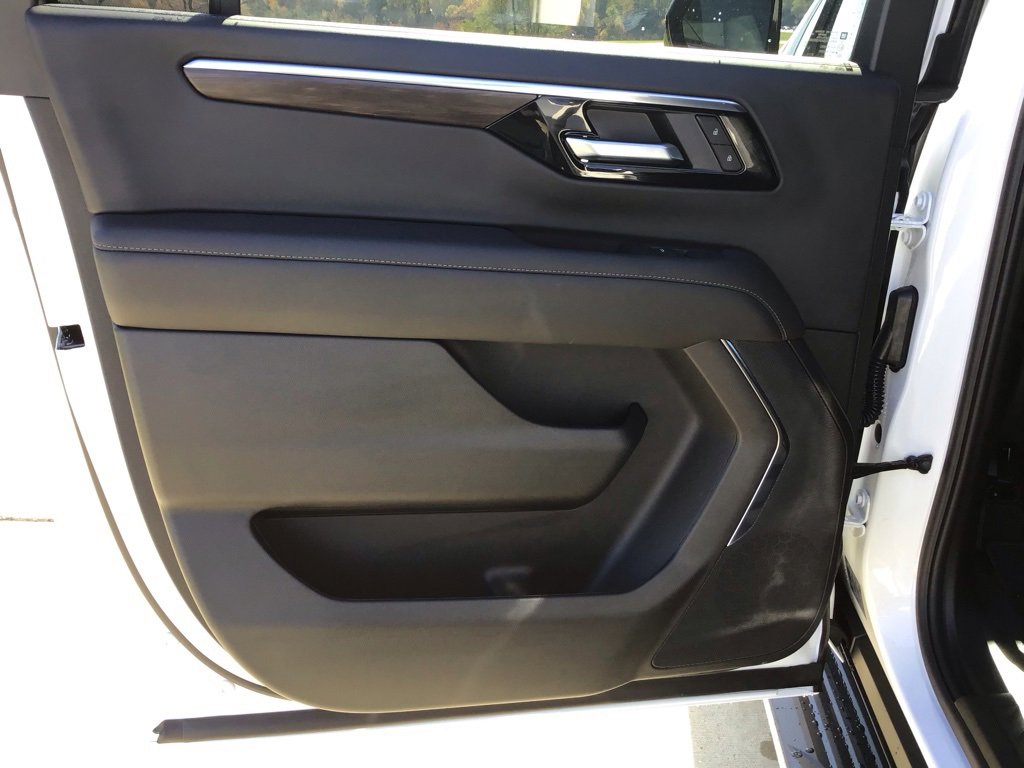 New 2026 Chevrolet Suburban LS image 15