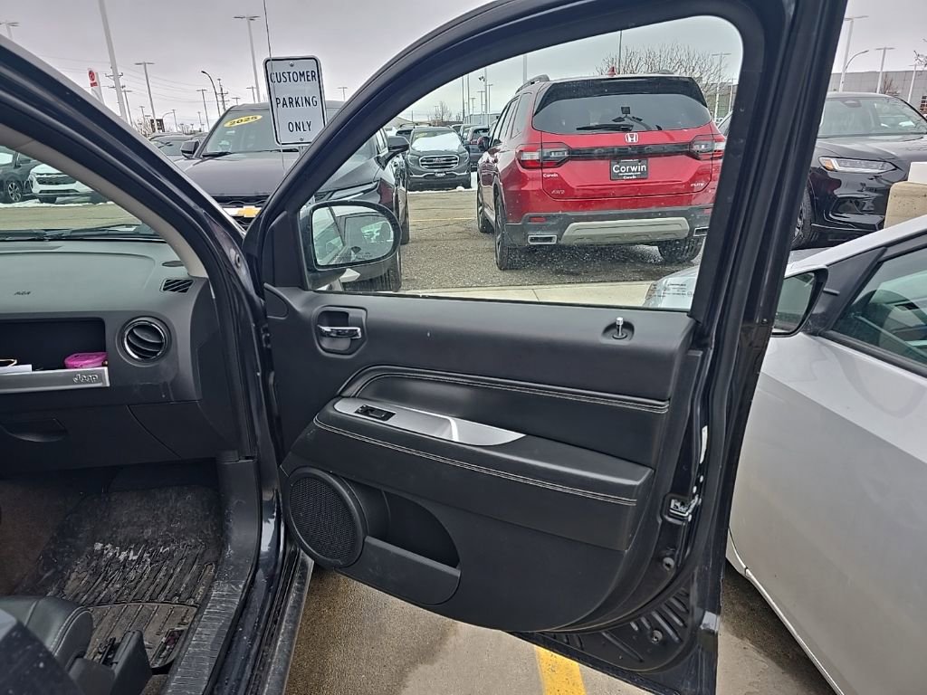 Used 2014 Jeep Compass Latitude image 16