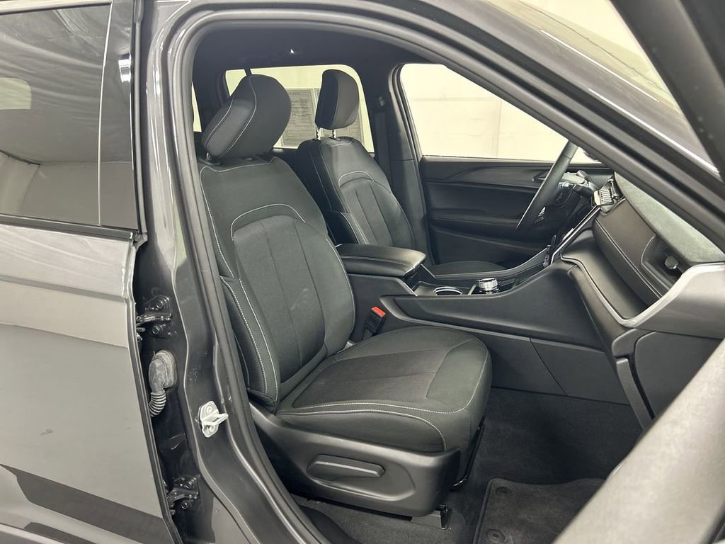 Used 2025 Jeep Grand Cherokee Laredo w/ Luxury Tech Group I image 20