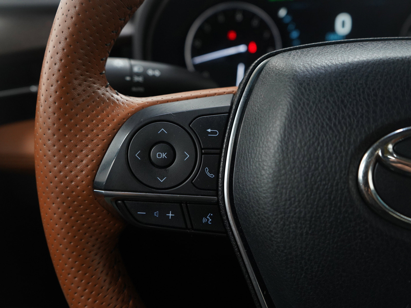 Used 2019 Toyota Avalon Limited image 25