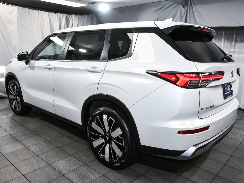 Used 2025 Mitsubishi Outlander SE image 4