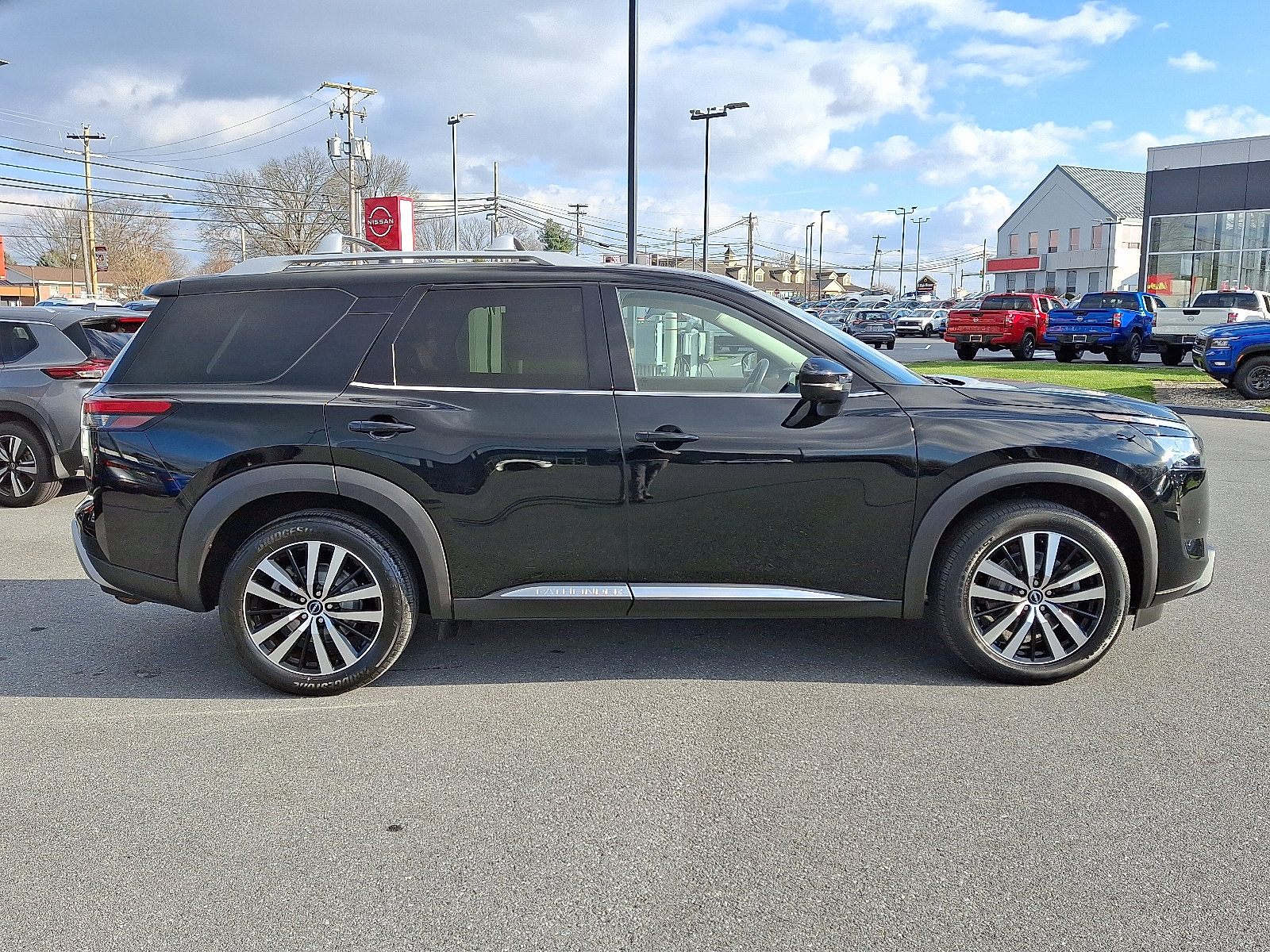Certified 2023 Nissan Pathfinder Platinum w/ Cargo Package image 9