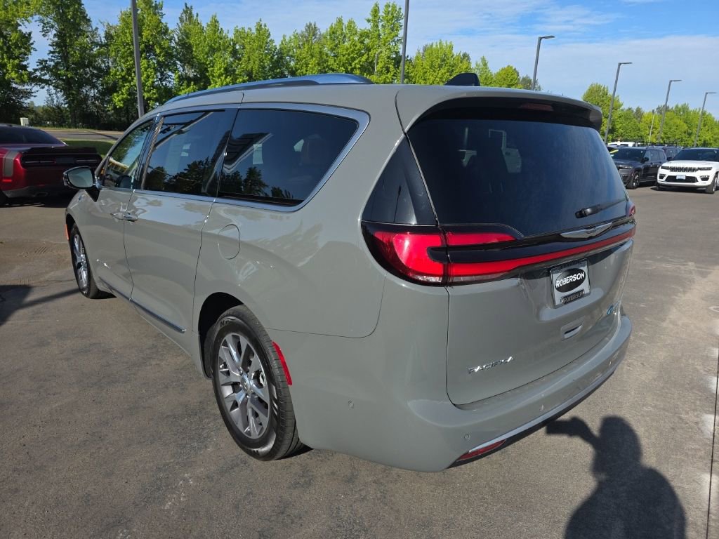 Used 2023 Chrysler Pacifica Pinnacle FWD image 3