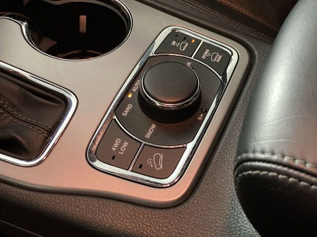 Used 2020 Jeep Grand Cherokee Overland AWD/4WD image 43