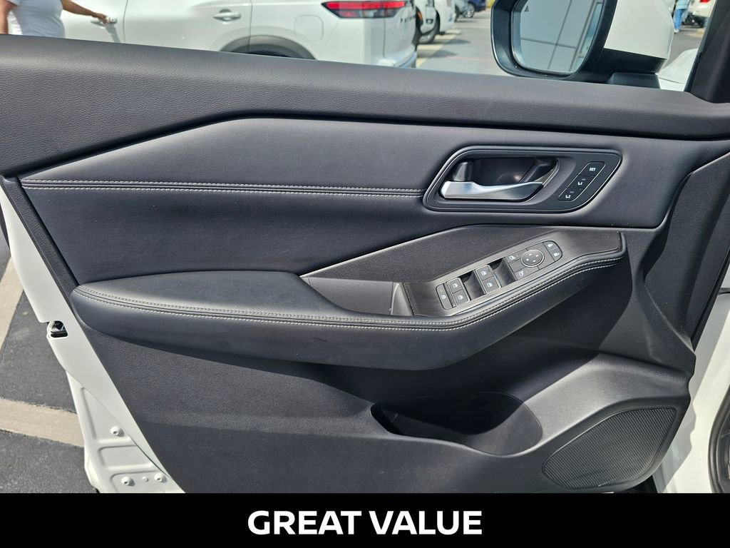 Used 2025 Nissan Rogue SL w/ Tech Package image 18