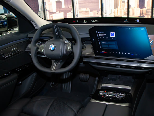 Used 2027 BMW 740i xDrive AWD/4WD image 16