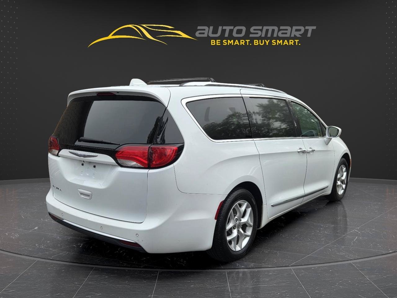 Used 2017 Chrysler Pacifica Touring-L Plus w/ Tire & Wheel Group FWD image 5