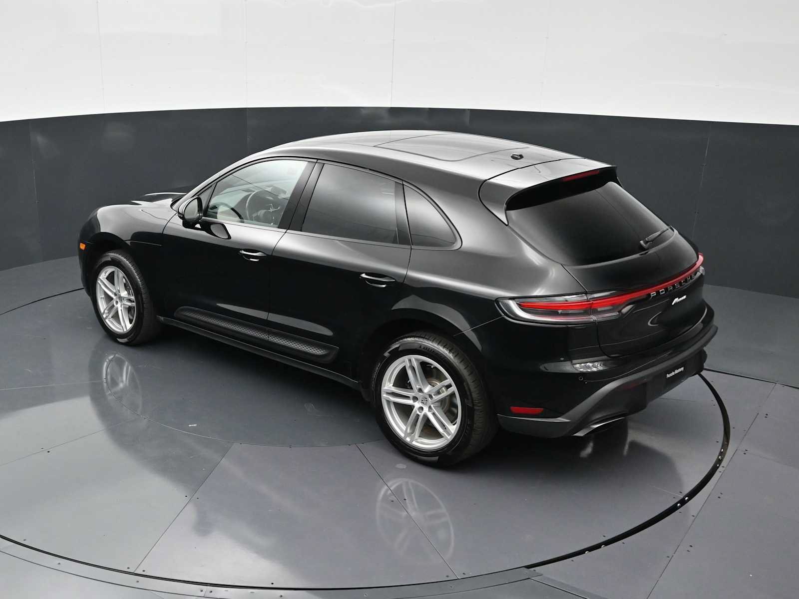 Certified 2024 Porsche Macan AWD/4WD image 28