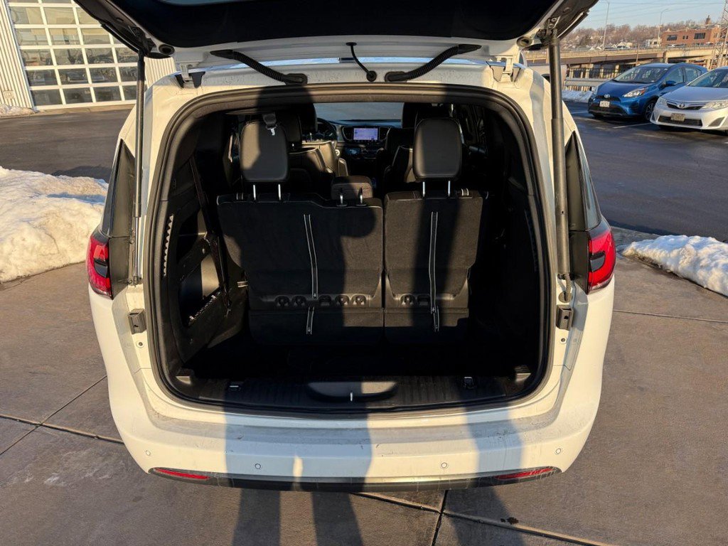 Used 2025 Chrysler Pacifica Limited image 7