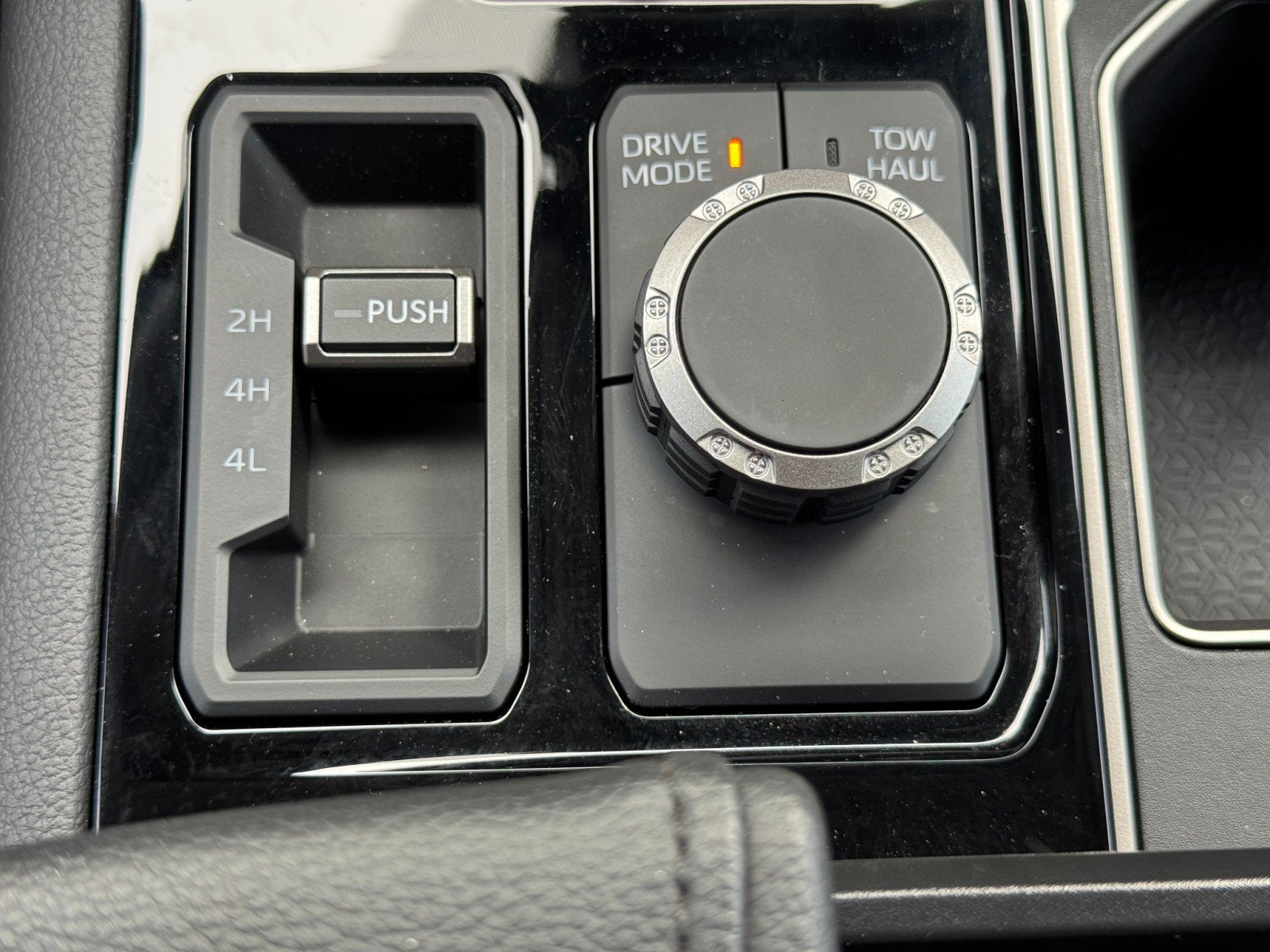 Used 2024 Toyota Tundra Limited AWD/4WD image 33