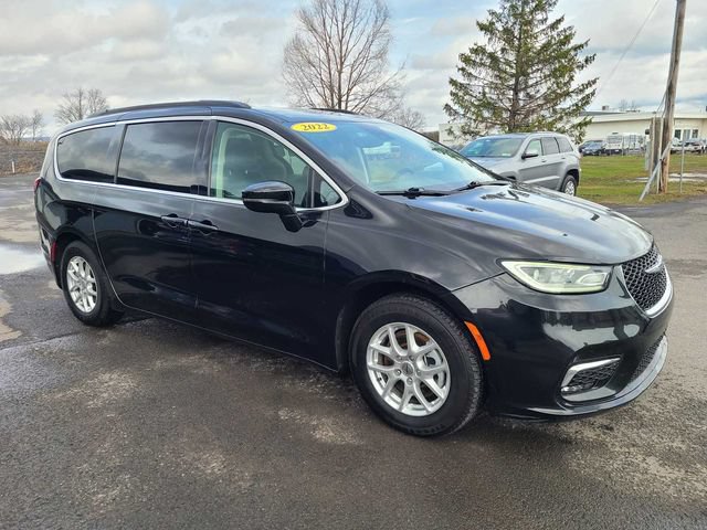 Used 2022 Chrysler Pacifica Touring-L FWD image 4