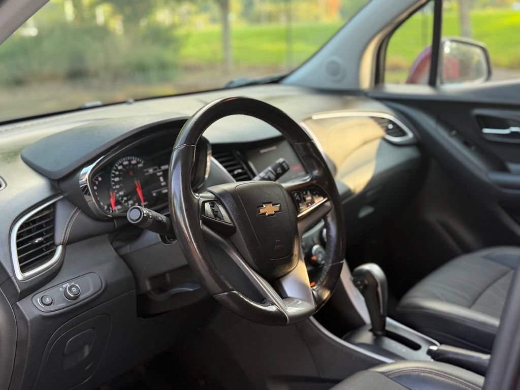Used 2022 Chevrolet Trax LT w/ LT Convenience Package FWD image 11