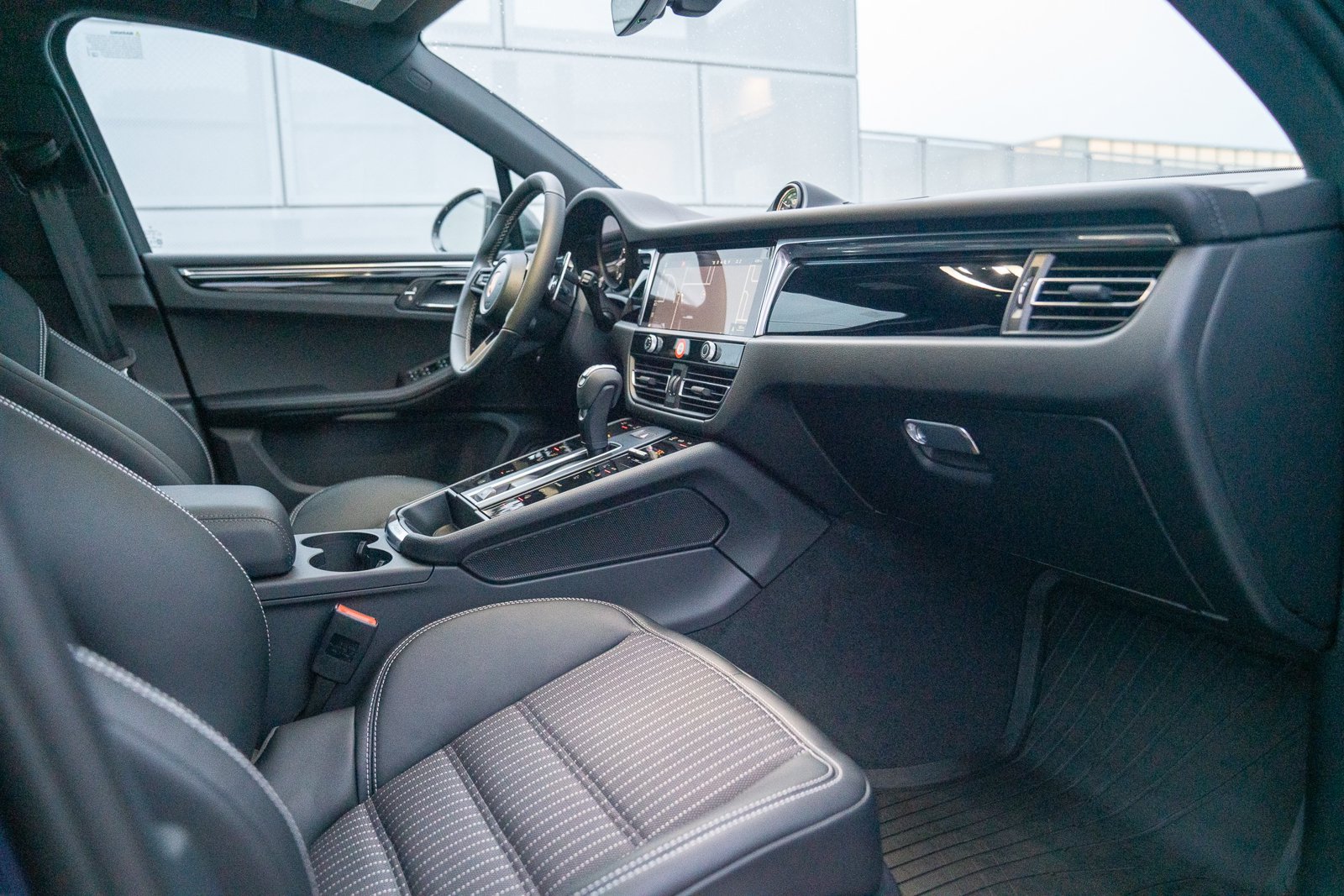 Certified 2026 Porsche Macan Turbo AWD/4WD image 27
