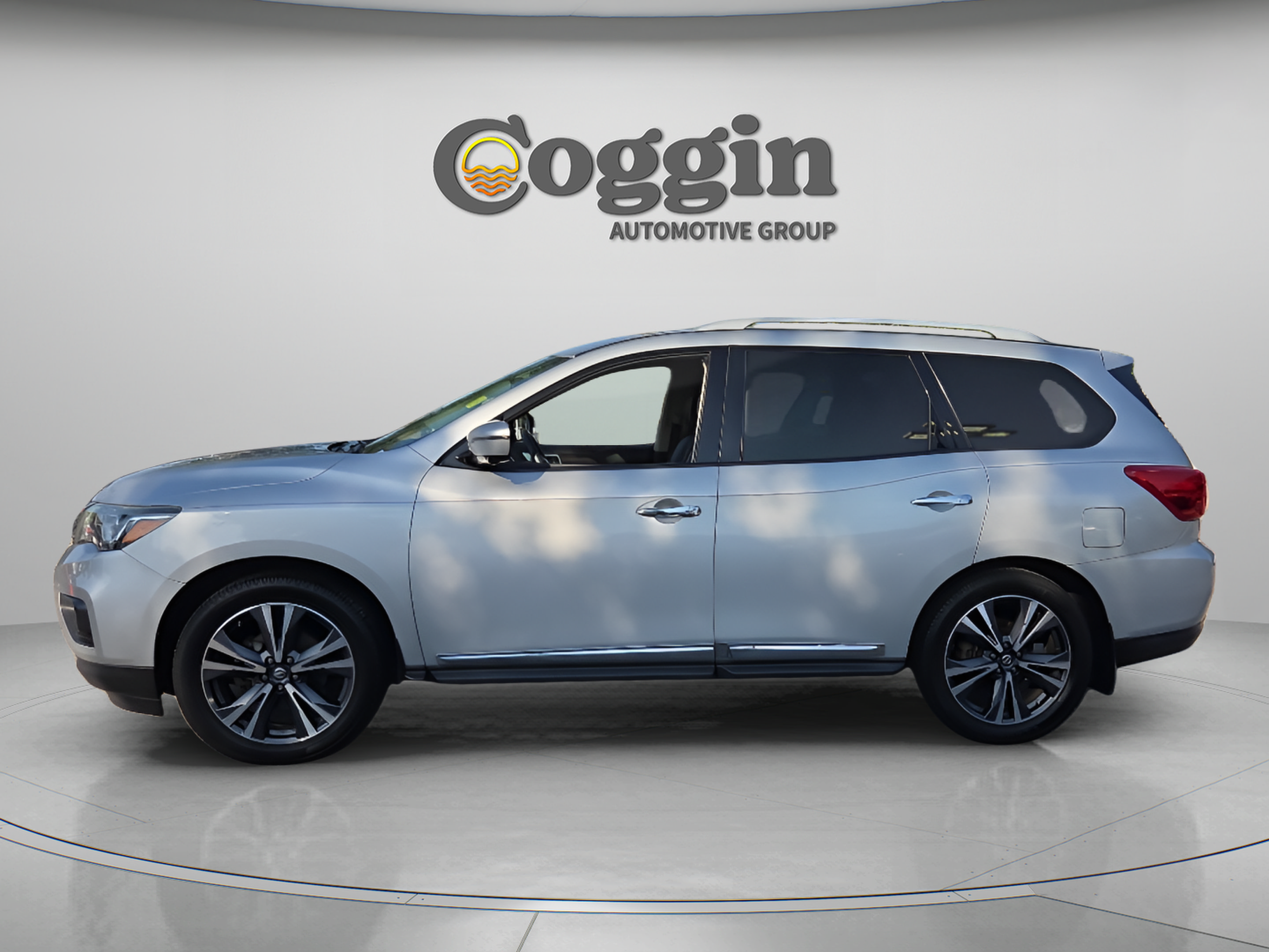 Used 2017 Nissan Pathfinder Platinum FWD image 2