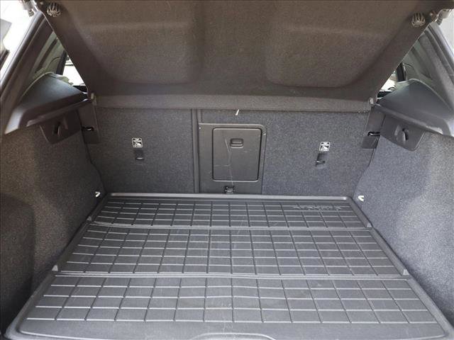 Used 2021 Volvo XC40 T4 R-Design w/ Climate Package FWD image 6