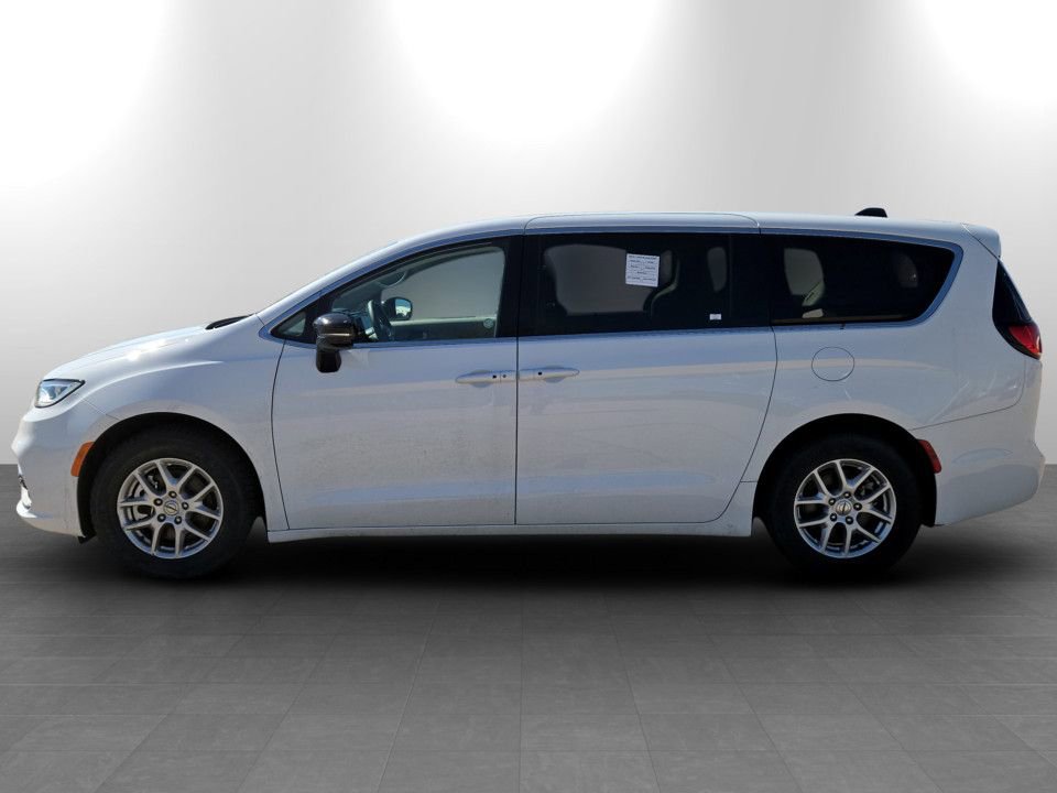 Used 2024 Chrysler Pacifica Touring-L image 10