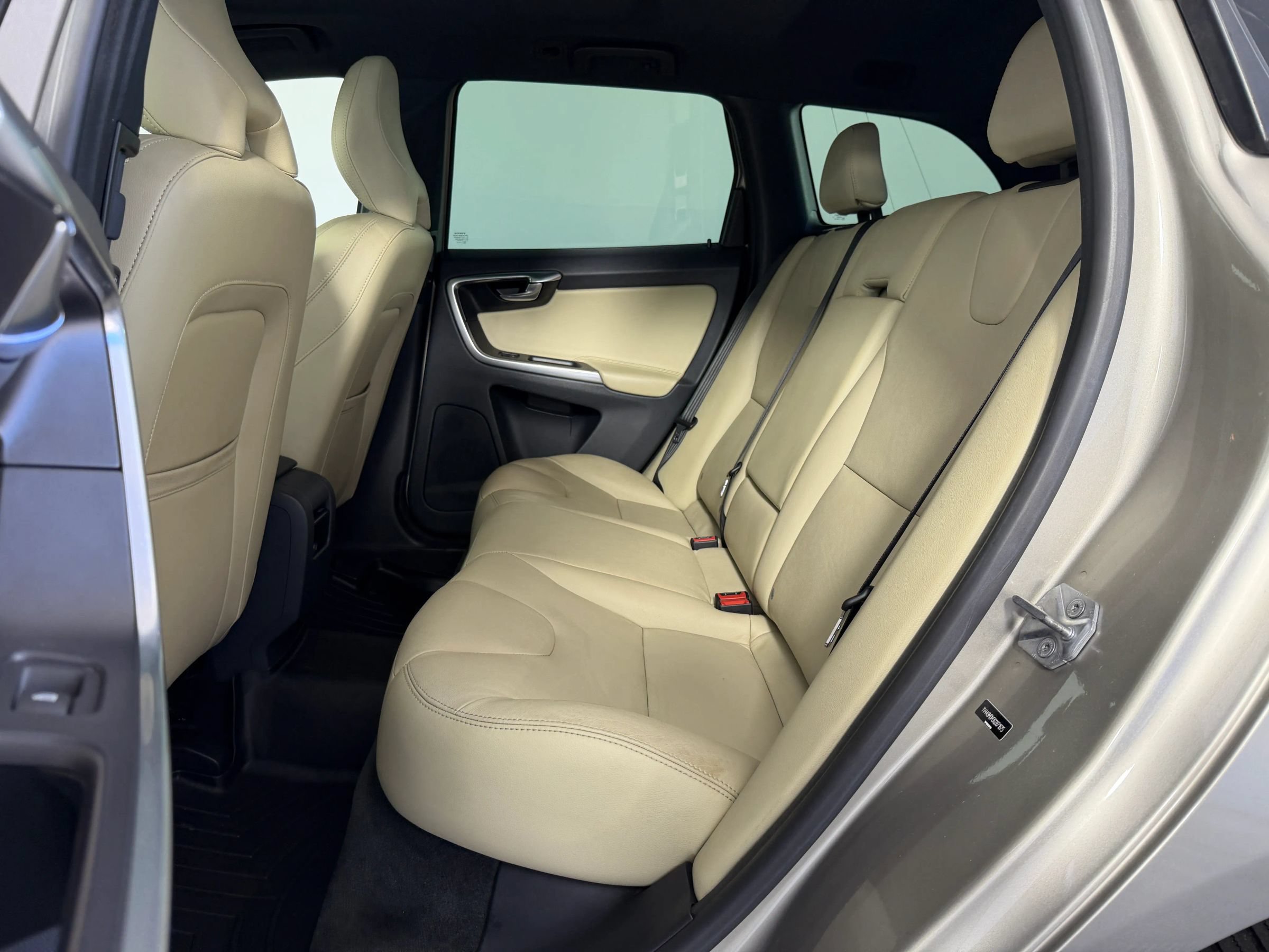 Used 2016 Volvo XC60 T6 Platinum FWD image 35