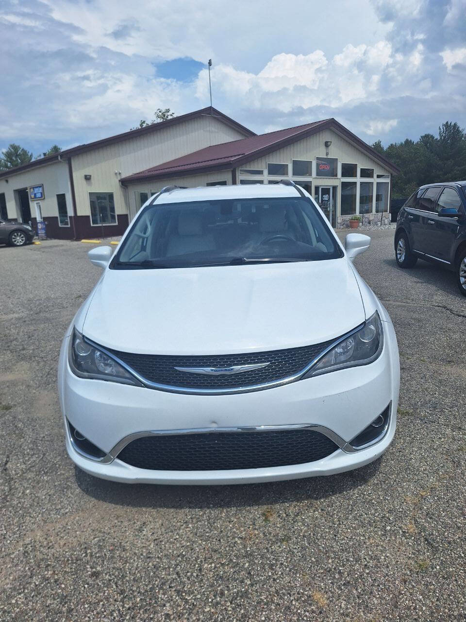 Used 2020 Chrysler Pacifica Touring-L image 2