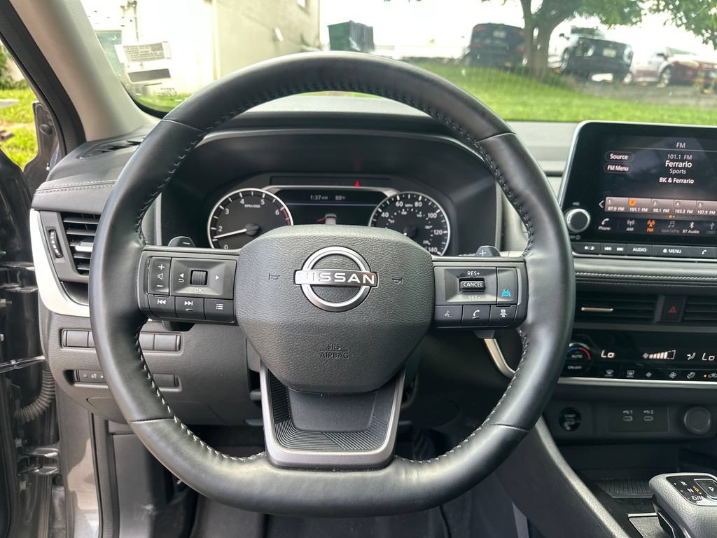 Used 2025 Nissan Rogue SV AWD/4WD image 13